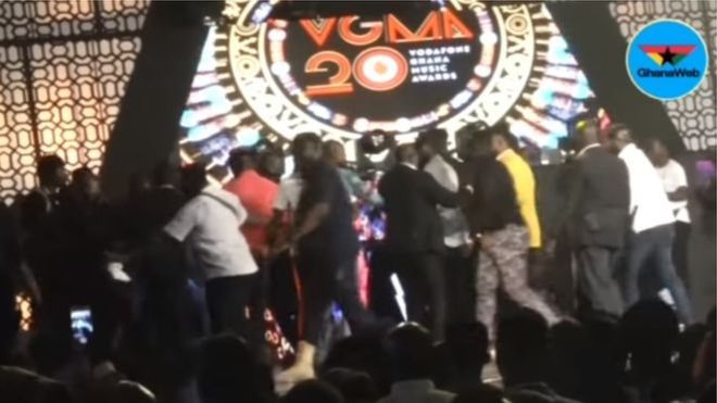عراك واشتباك بالأيدي في حفل توزيع جوائز مهرجان بارز للموسيقى في غانا