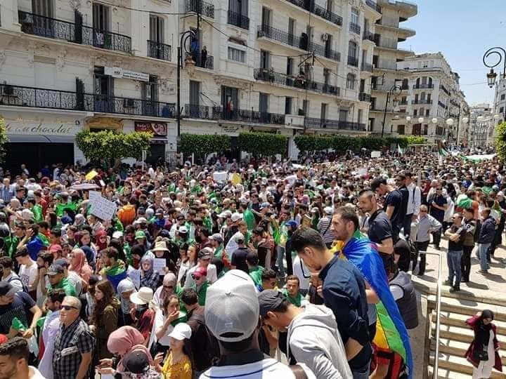 طلبة الجزائر يحتجون أمام قصر الحكومة