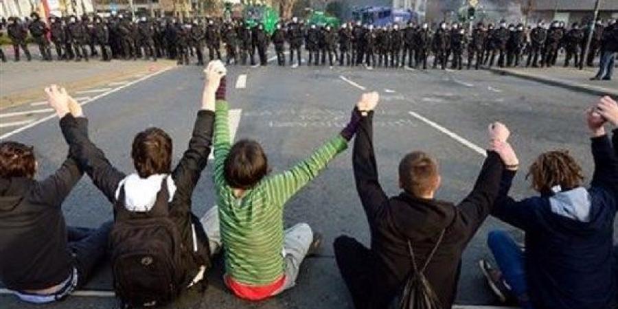 مئات يتظاهرون ضد مسيرة لليمين المتطرف في غرب ألمانيا