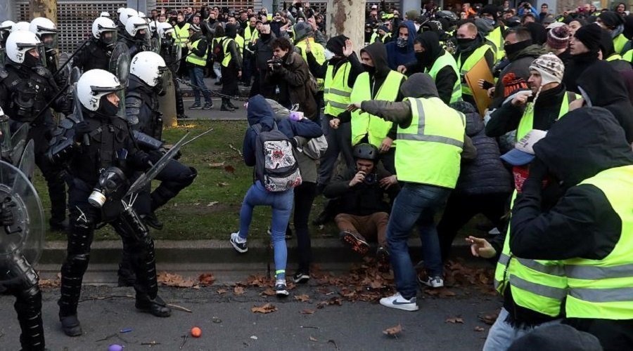 الشرطة الفرنسية تتعدى بالضرب على مراسل خلال المظاهرات
