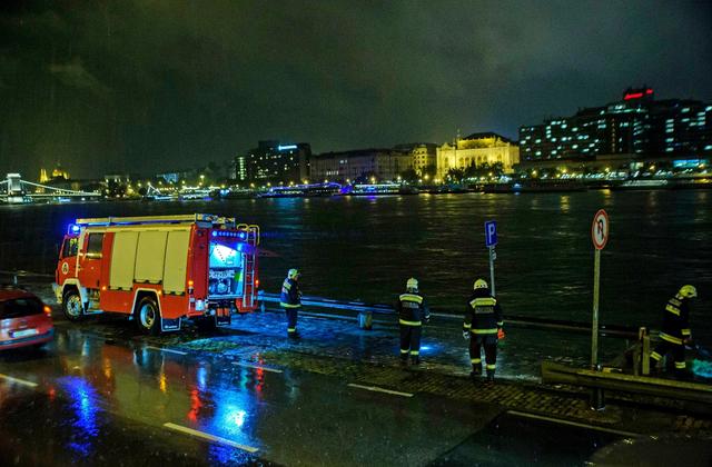 وفاة 7  وفقدان أكثر من 12 شخصا في غرق سفينة سياحية مجرية