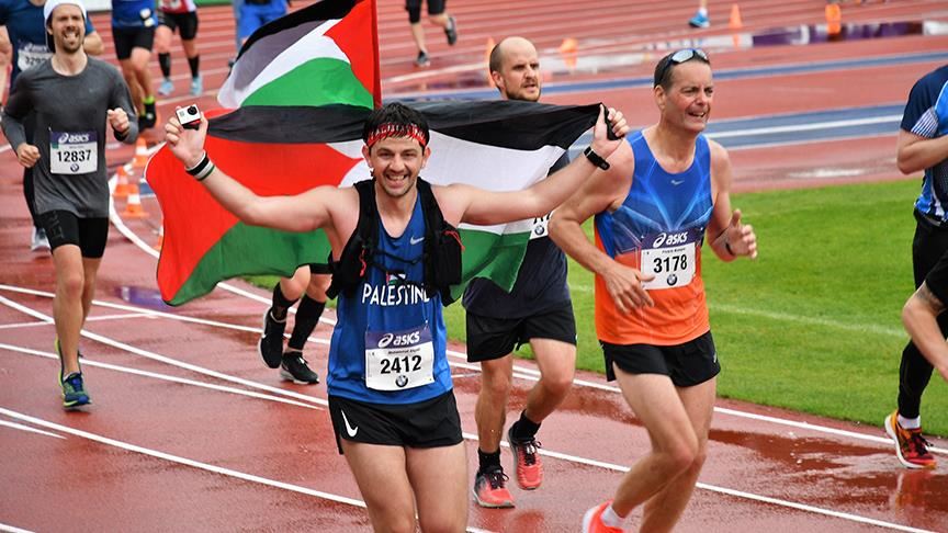 عداء فلسطيني يحظى بدعم واسع من سويديين في ماراثون ستوكهولم