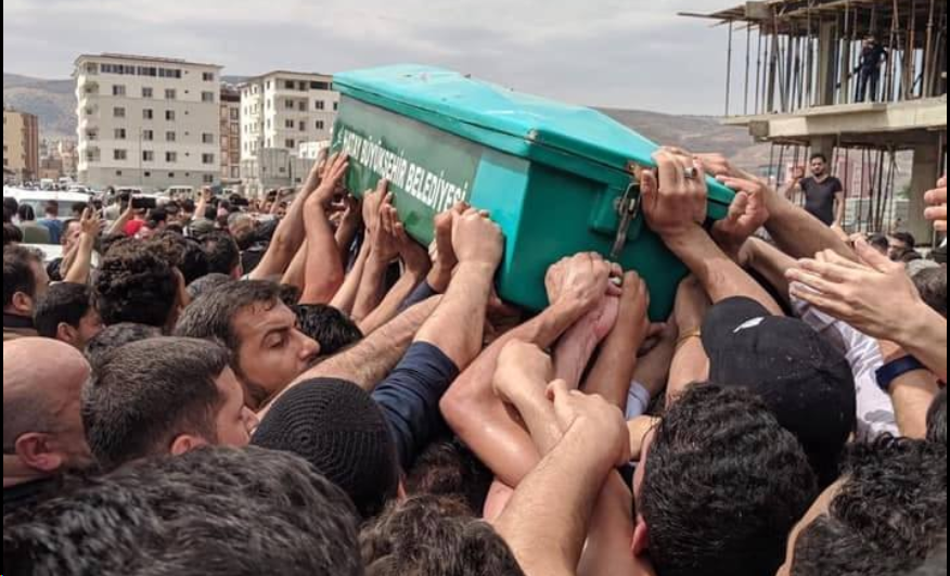 جثمان الساروت محمولا على الاعناق بعد الصلاة عليه في الريحانية