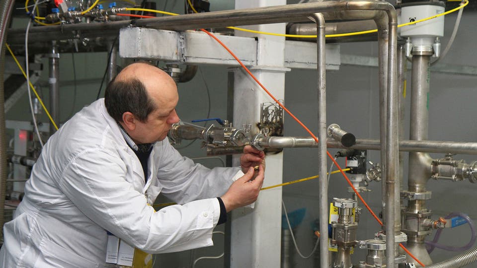 طهران ترفع تخصيب اليورانيوم وباريس تتدخل وواشنطن تهدد