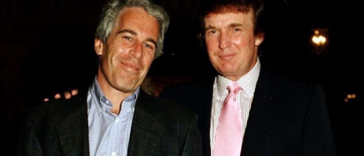 صورة قديمه تجمع بين ترامب و إبشتاين