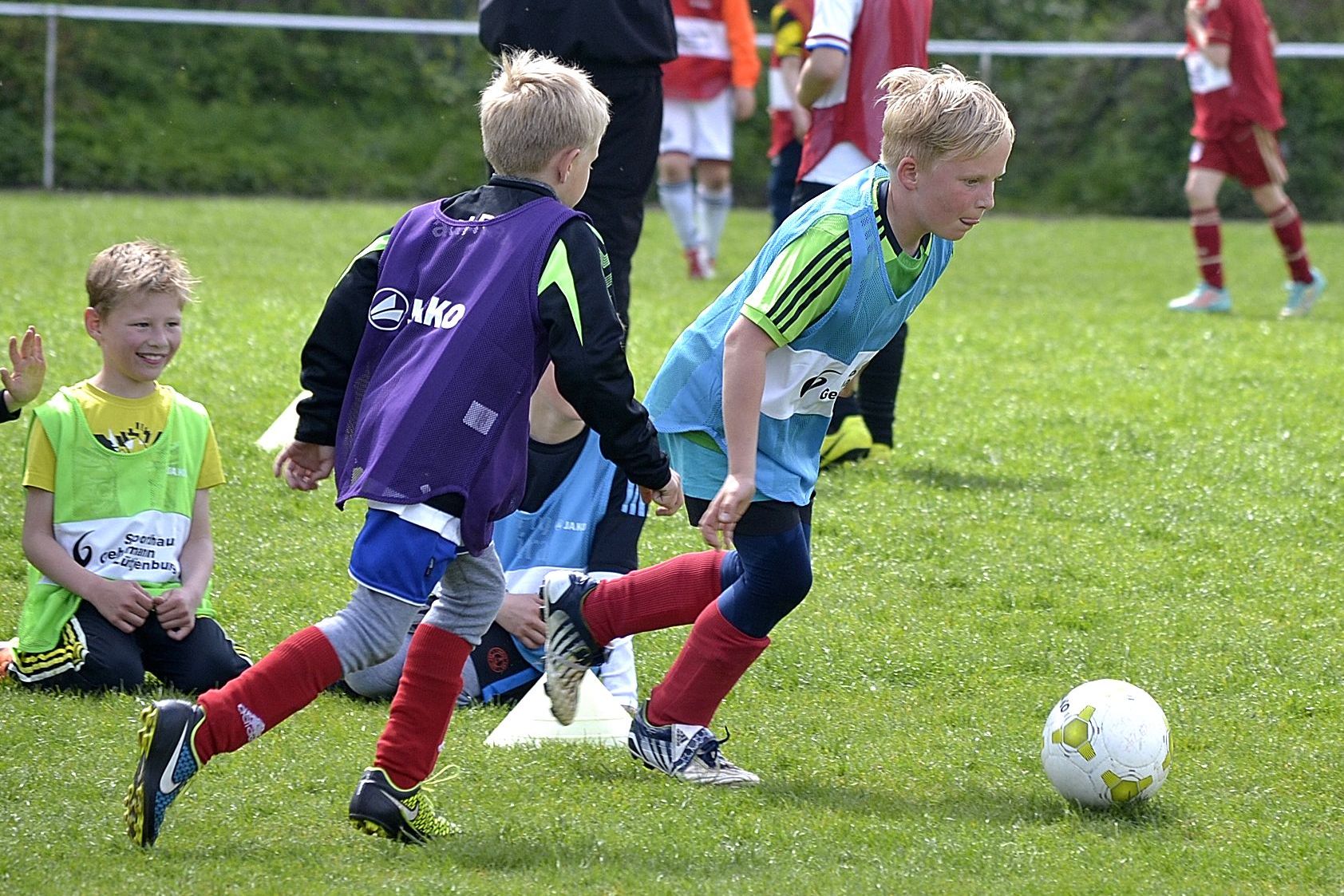   ابتكار في كرة القدم لتسلية الصغار يثير جدلا بين الكبار