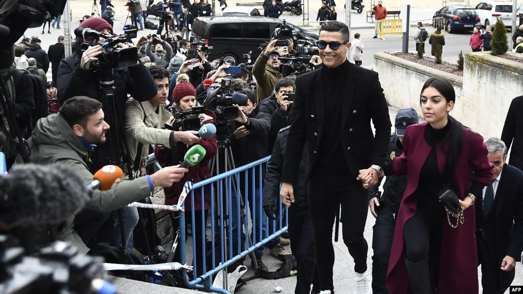 رونالدو وصديقته خارج المحكمة