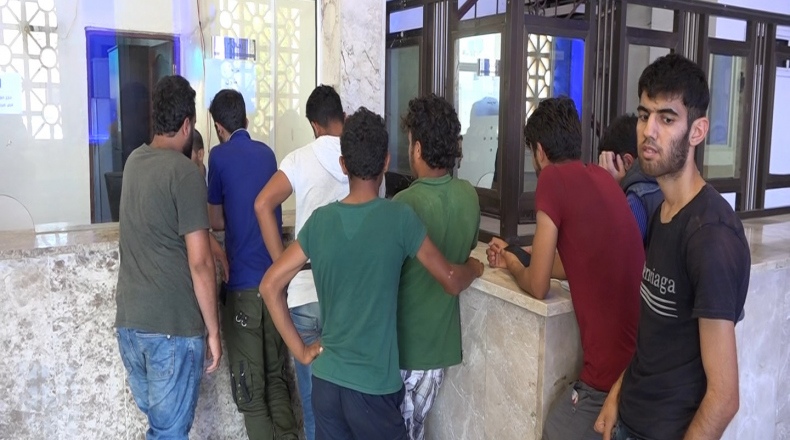 سوريون في معبر باب الهوى يروون أسباب ترحيلهم من تركيا