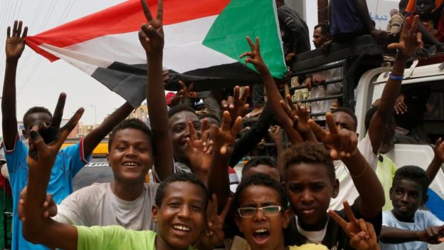  السودانيون يحتفلون  بالحكم المدني وتوقيع اتفاق المرحلة الانتقالية