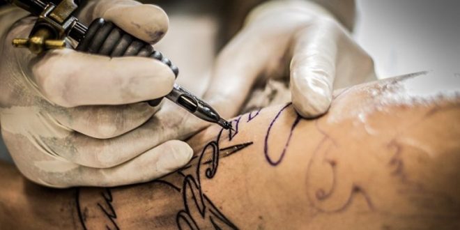 دراسة: الإبر المستخدمة في رسم الوشم تنطوي على مخاطر صحية
