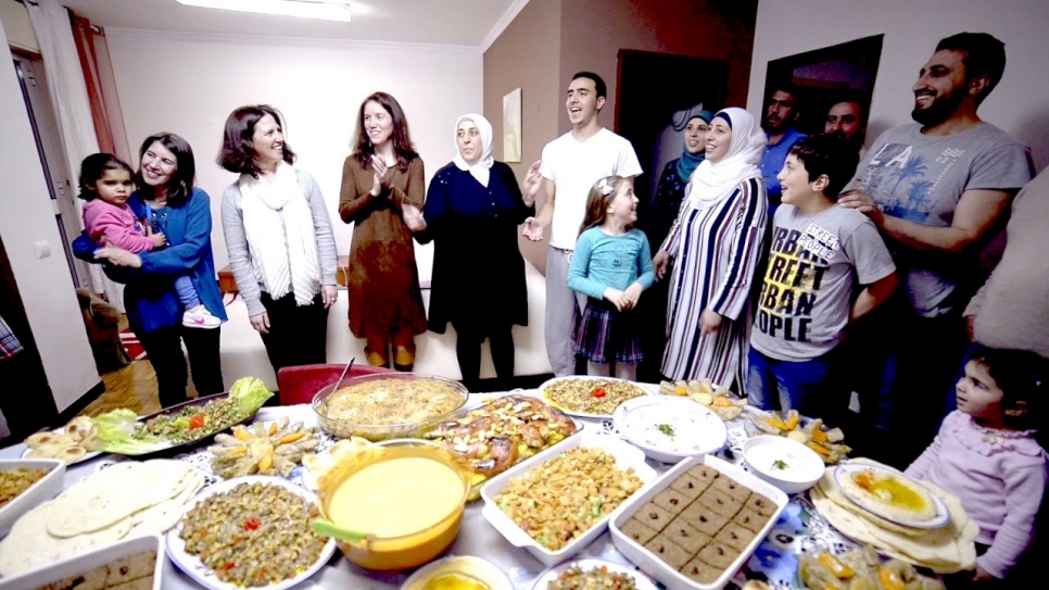 حفلات عشاء شهرية للاجئين في أمريكا