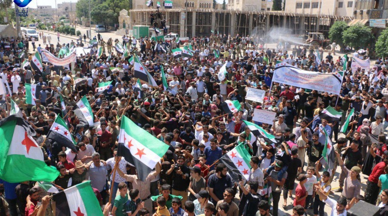 تظاهرات شمال غرب سورية وعبور المئات إلى الأراضي التركية