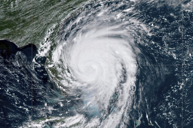 المئات تقطعت بهم السبل بنورث كارولينا بعد وصول الاعصار دوريان  المئات تقطعت بهم السبل بنورث كارولينا بعد وصول الاعصار دوريان