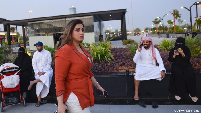 نساء سعوديات يكسرن القيود ويتجولن في الرياض دون عباءة