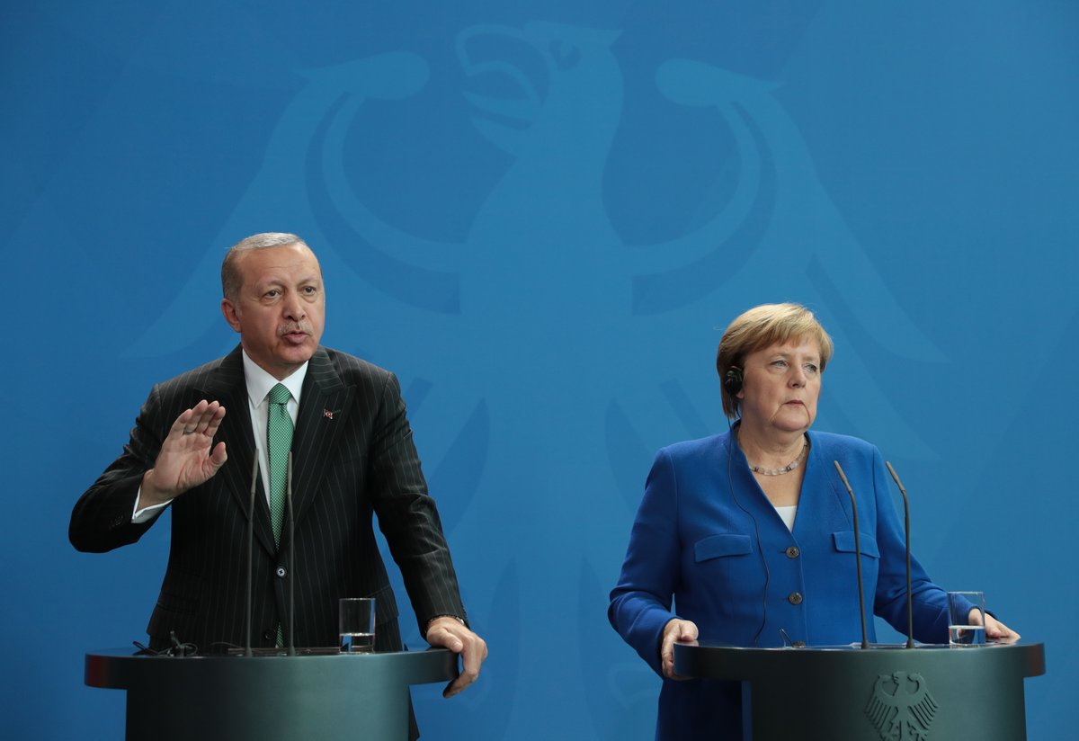 ميركل تجري محادثات مع أردوغان حول تطبيق اتفاقية اللاجئين