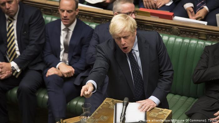 جونسون سيحترم قرار المحكمة وخصومه يطالبونه باستقالة فورية