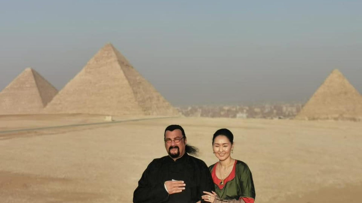 الممثل العالمي سيغال وزوجته