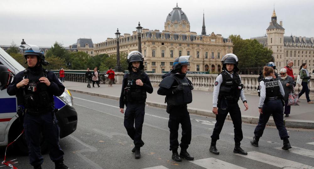 مقتل 4 من الشرطة الفرنسية في هجوم طعن في باريس