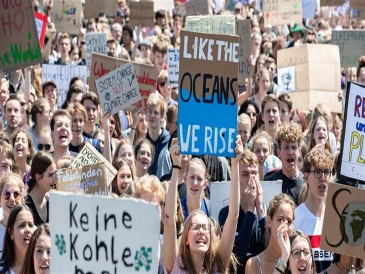 نشطاء المناخ يحتلون مركز تسوق في باريس