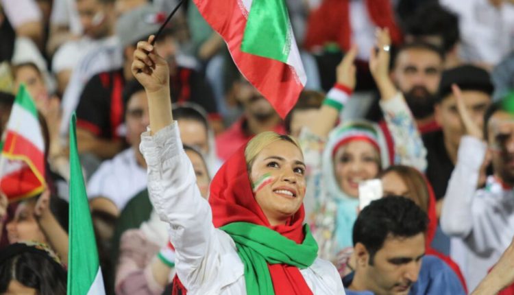 سيدات إيران يحلمن بتوفير المزيد من التذاكر بعد عودتهن للمدرجات