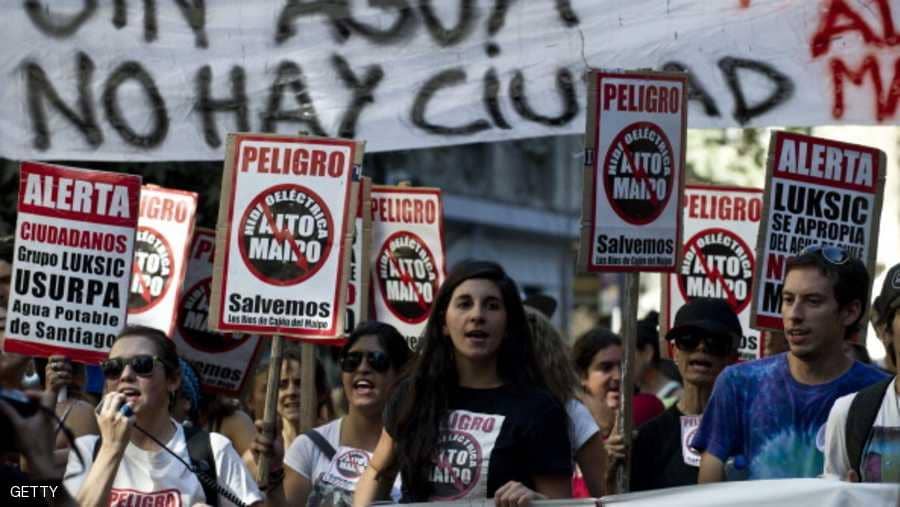 اشعال النيران بالعديد من محطات المترو بتشيلي وسط احتجاجات