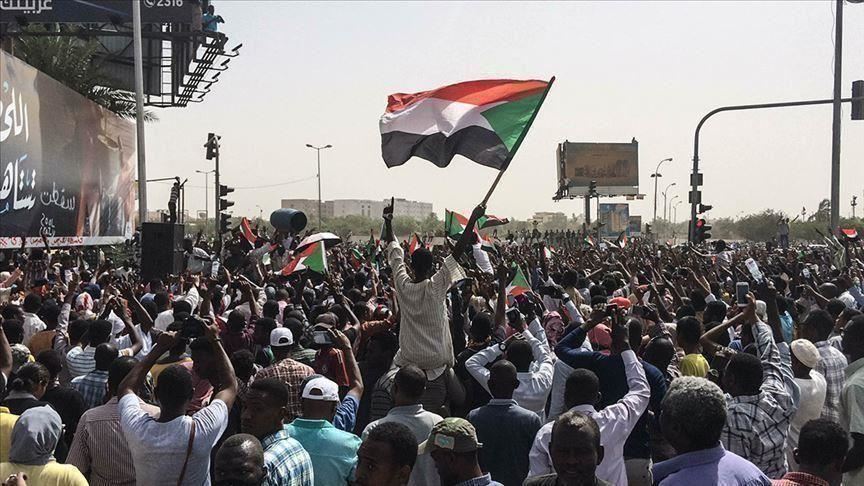 آلاف السودانيين يشيعون شرطيا كان شاهدا على فض اعتصام الخرطوم