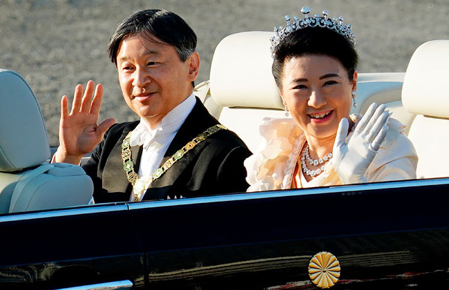 موكب إمبراطور اليابان وزوجته يجوب طوكيو بمناسبة اعتلاء العرش