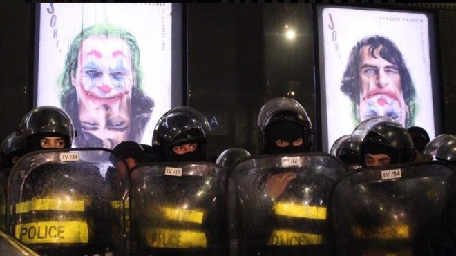 فيلم "وأخيرا رقصنا": بين الاحتفاء النقدي والحشود الغاضبة المهاجمة لصالات عرضه فيلم "وأخيرا رقصنا": بين الاحتفاء النقدي والحشود الغاضبة المهاجمة لصالات عرضه