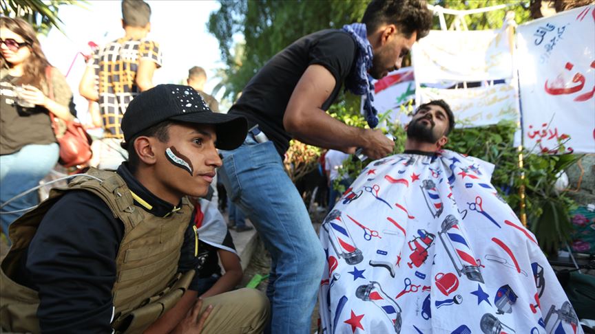 في ساحة التحرير ببغداد..طباخون وحلاقون وصيادلة