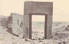 مصريون وإيطاليون يستعيدون صور للبعثات الأثرية بمقابر طيبة