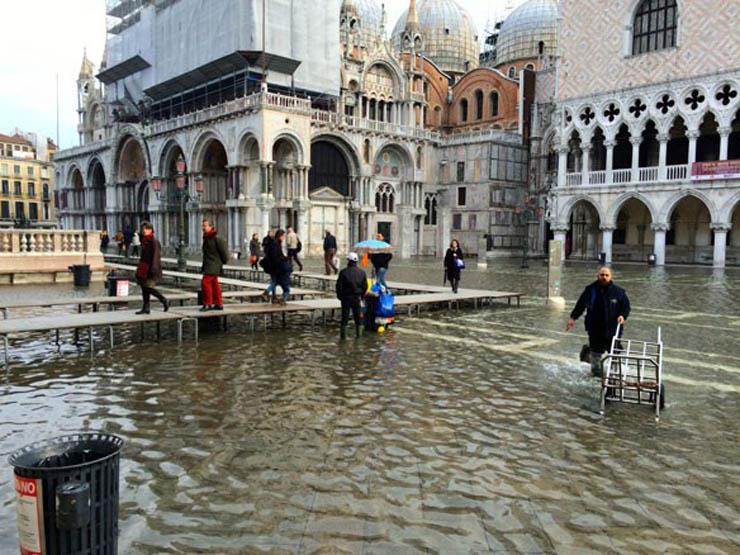 إغلاق ميدان سان مارك في فينيسيا الإيطالية بسبب مياه الفيضانات