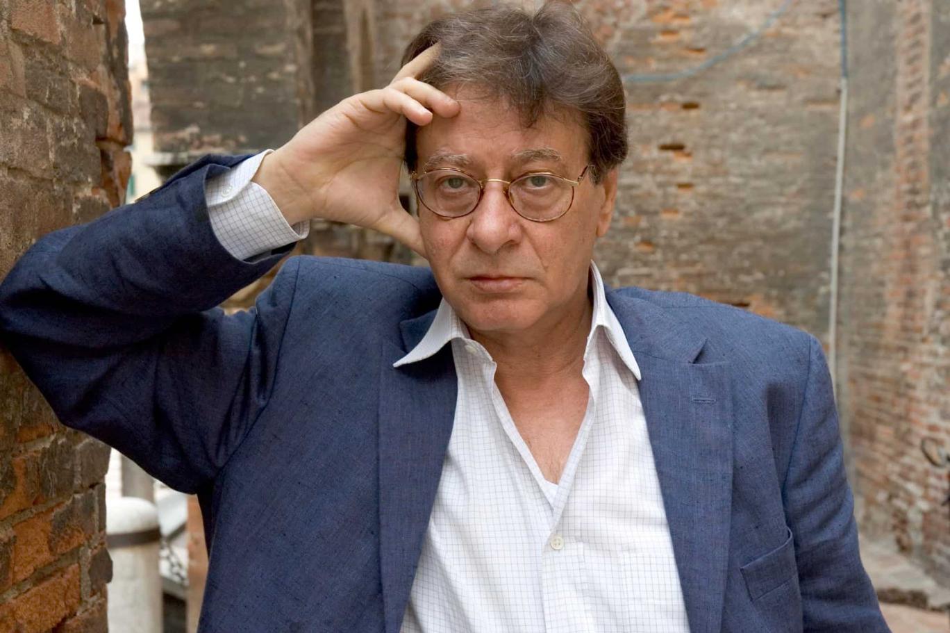 نص مجهول لمحمود درويش في كتاب يضم مقالات "اليوم السابع" نص مجهول لمحمود درويش في كتاب يضم مقالات "اليوم السابع"