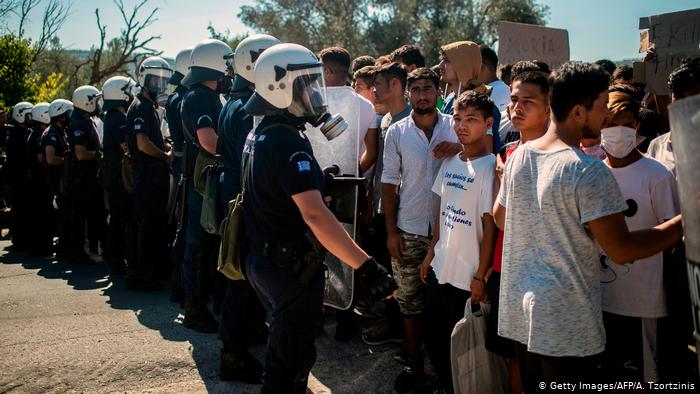  نقل مئات المهاجرين من اليونان للبر الرئيسي من مخيمات مكتظة