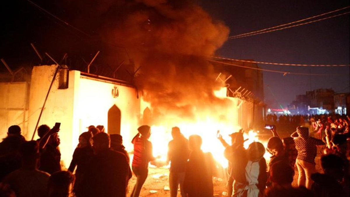 متظاهرون يضرمون النار في مقر القنصلية الإيرانية بالنجف