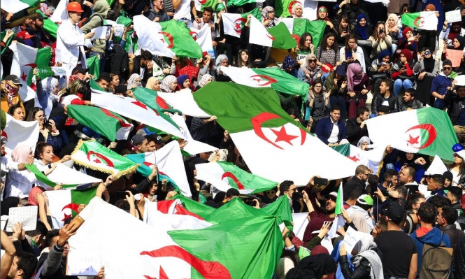 آلاف الجزائريين يتظاهرون مجددا رفضا للانتخابات الرئاسية