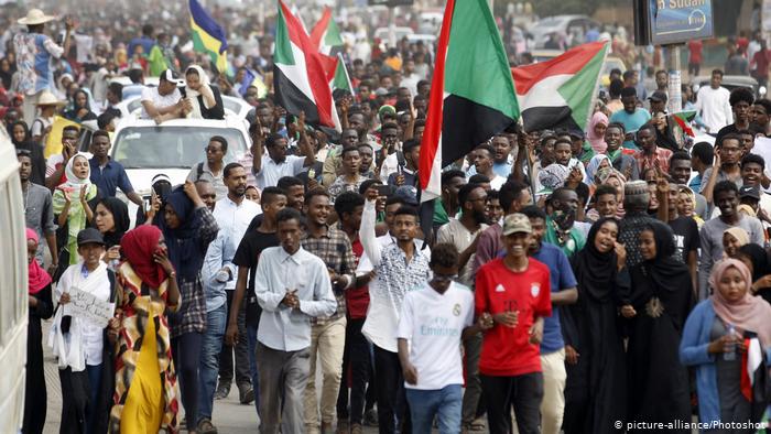 احتفالات السودان بمرور عام على الثورة التي أطاحت بالبشير