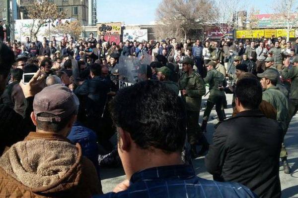  أغلبية الإيرانيين يؤيدون حق المتظاهرين في الخروج للشوارع