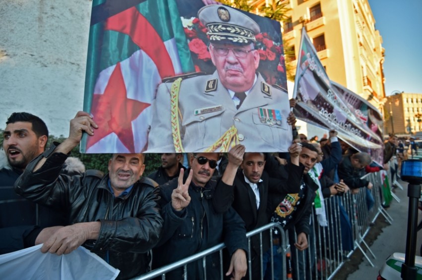 حشود غفيرة ترافق جثمان قائد الجيش الجزائري إلى مثواه الأخير