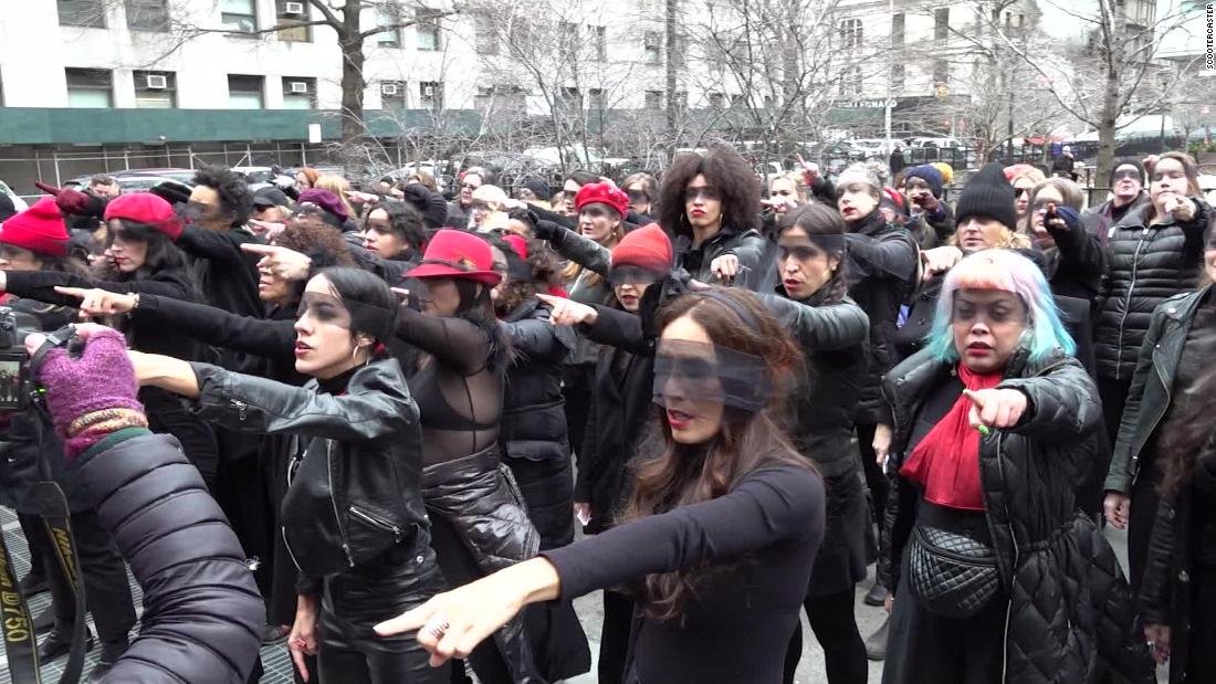 احتجاجات نسائية خارج محاكمة هارفي واينستاين في نيويورك