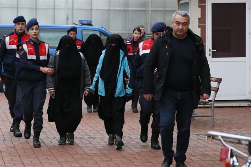 اعتقال ٤ نساء من داعش دخلن تركيامن سورياإحداهن زوجة قيادي