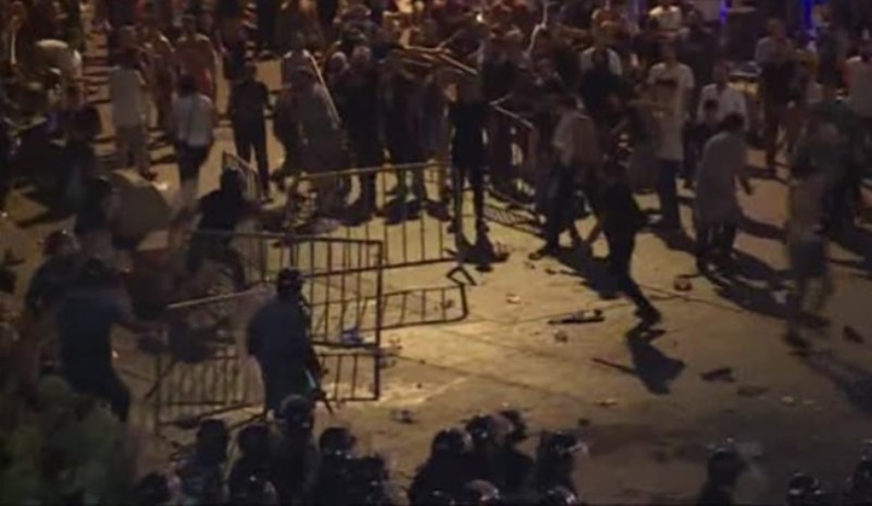 مواجهات بين الأمن والمتظاهرين بساحة رياض الصلح وسط بيروت