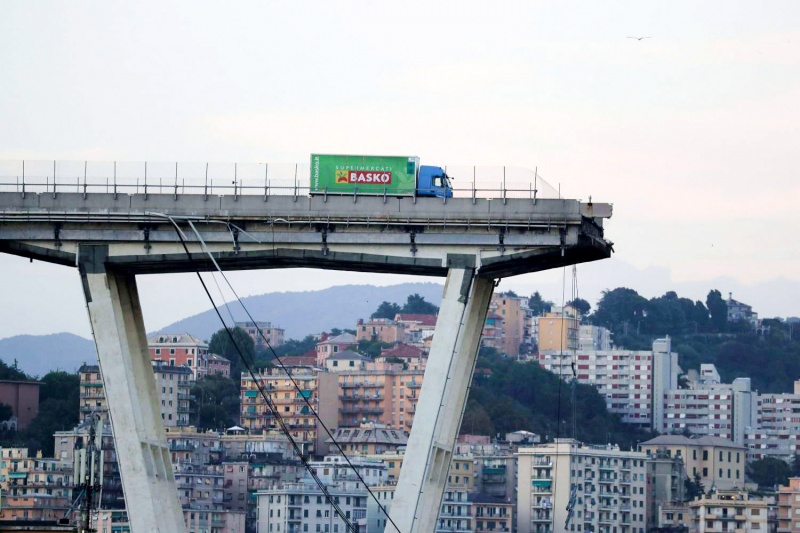 بينيتون تفصل مصورها المبدع لتصريحاته عن انهيار جسر جنوة