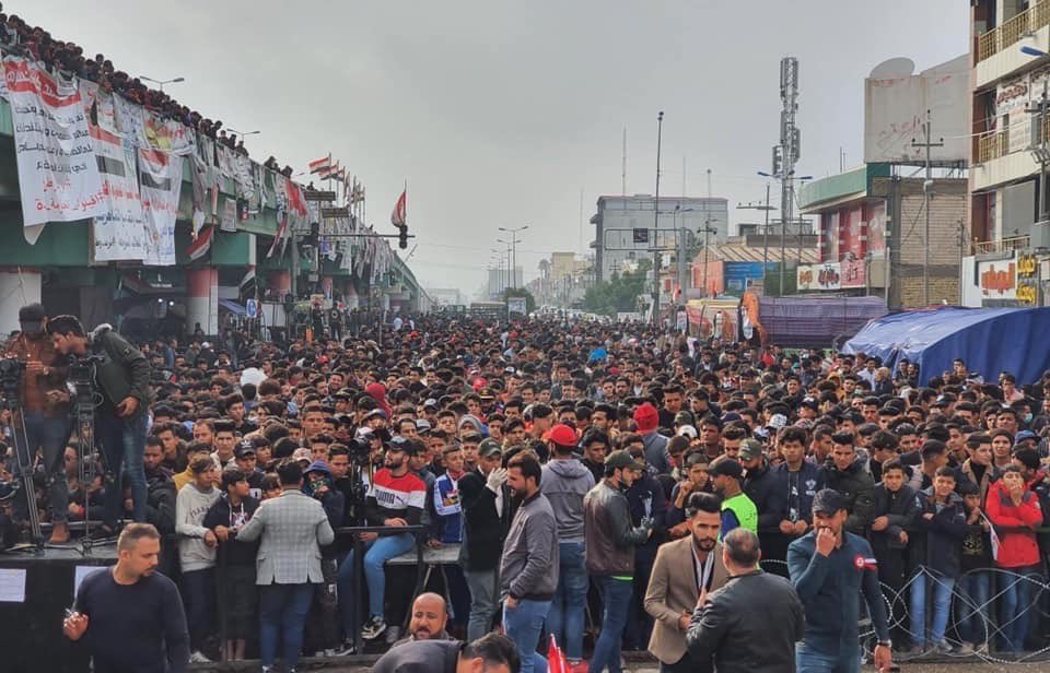 العراقيون يتدفقون إلى ساحات التظاهر وينددون باستهداف المتظاهرين  العراقيون يتدفقون إلى ساحات التظاهر وينددون باستهداف المتظاهرين