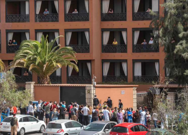 حجر الصحي على فندق بجزر الكناري بعد حالة إصابة بكورونا  حجر الصحي على فندق بجزر الكناري بعد حالة إصابة بكورونا