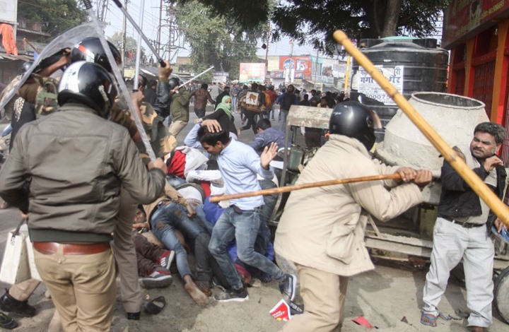    مودي يراجع الموقف وأعمال العنف متواصلة في دلهي