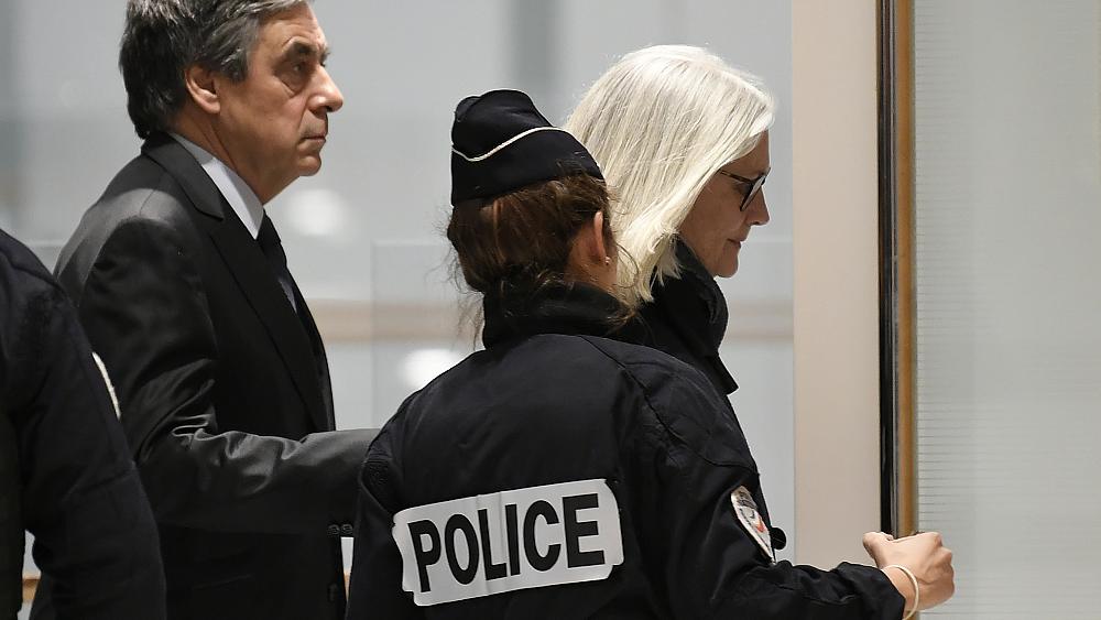 محاكمة رئيس الوزراء الفرنسي السابق فيون بتهمة الاختلاس