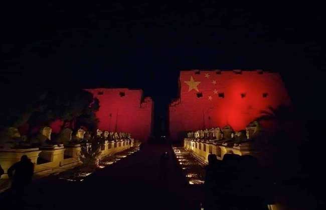 مصر تضئ معابدها بألوان العلم الصيني تضامنا معها بأزمة كورونا