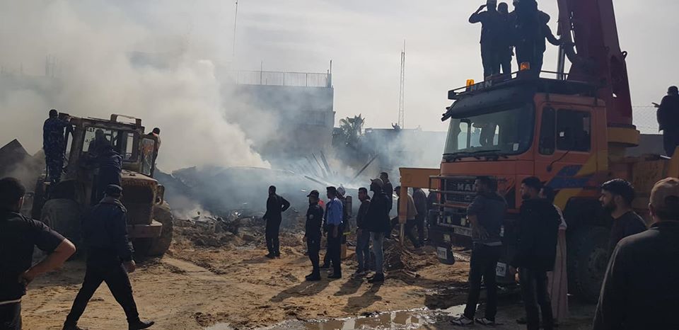 وفاة 4 فلسطينيين وإصابة 50 جراء حريق بسوق شعبية في غزة