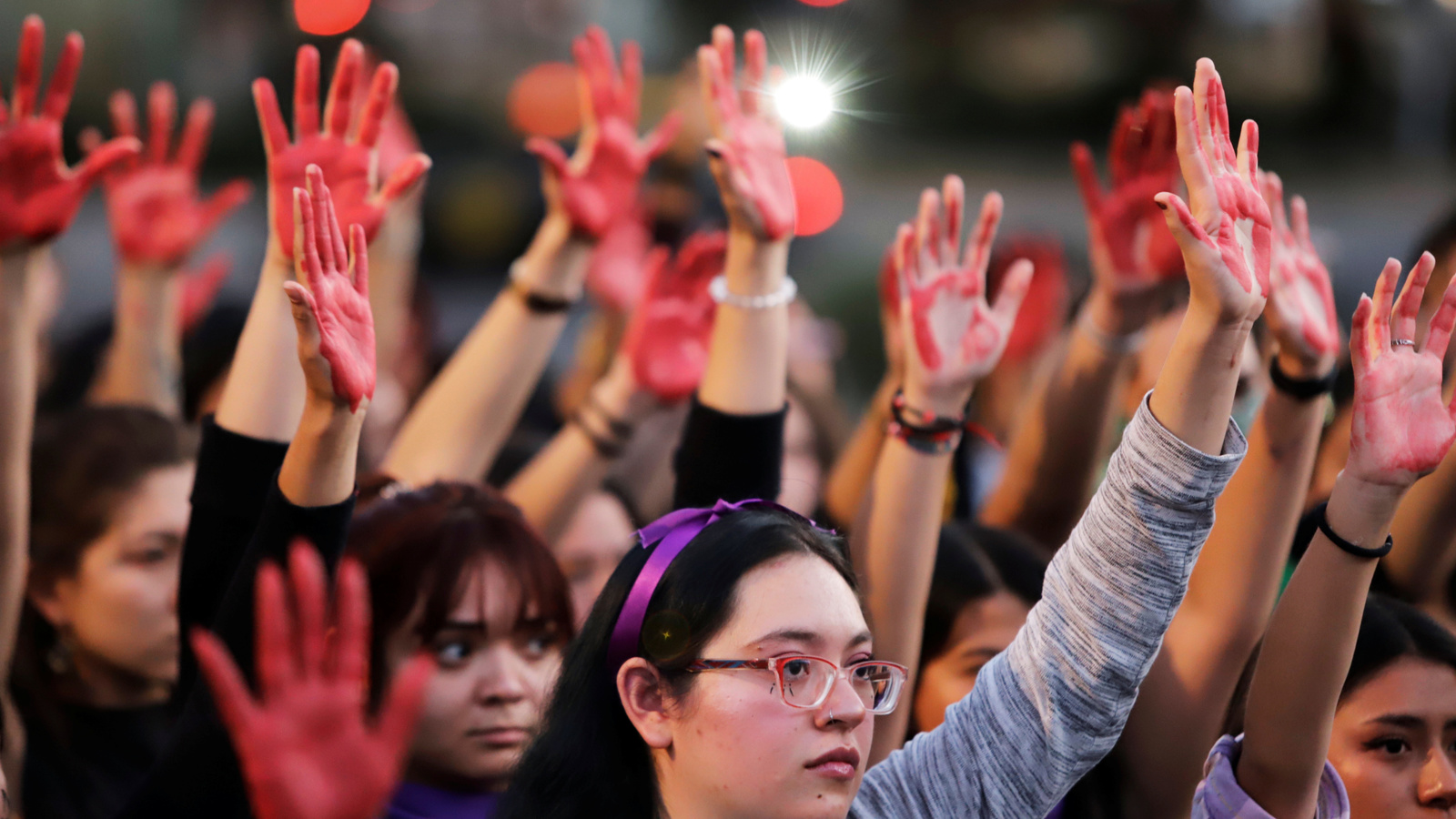     المكسيكيات يشاركن بإضراب "يوم بدوننا" احتجاجا على قتل الإناث