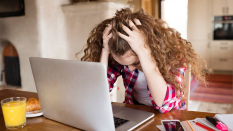 مخترع الانترنت : تعرض النساء للإساءة يعيق المساواة بين الجنسين